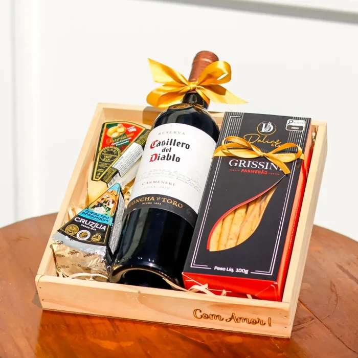 Nossa Caixa de Vinho e Queijos é um presente refinado para qualquer data. Transforme o dia de quem você ama com nossos produtos.