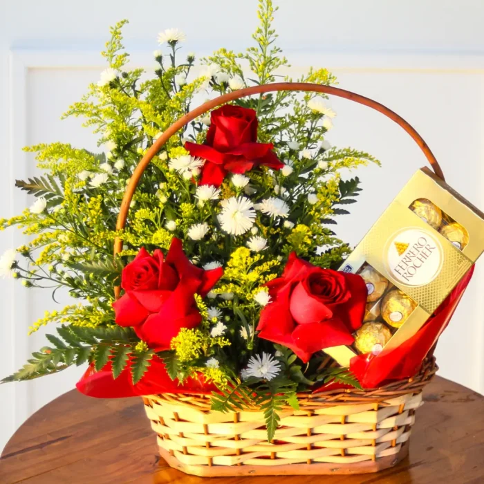 Cesta com rosas vermelhas para presente