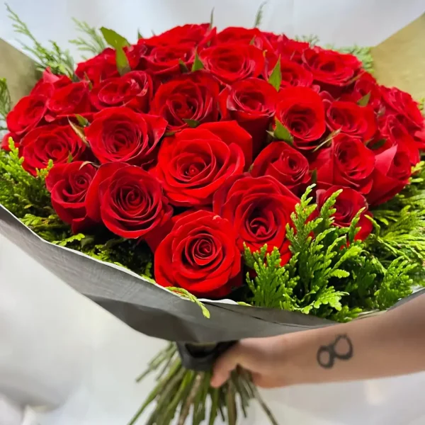 Buque 50 rosas Buquê de rosas vermelhas com acabamento elegante